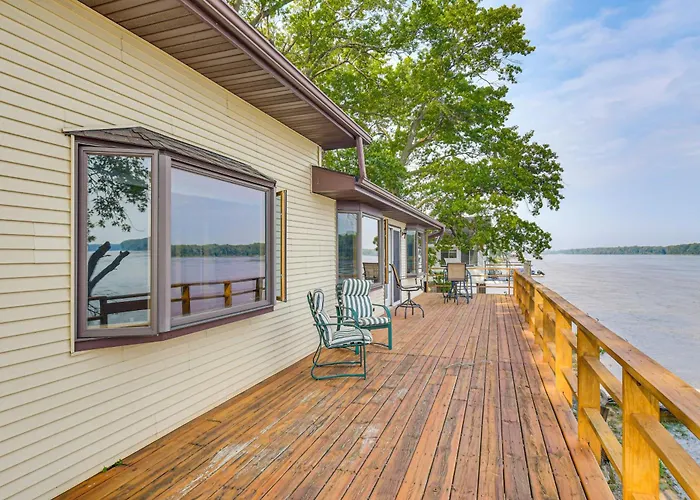Scenic Views & Yard: Mississippi River Retreat! Fulton