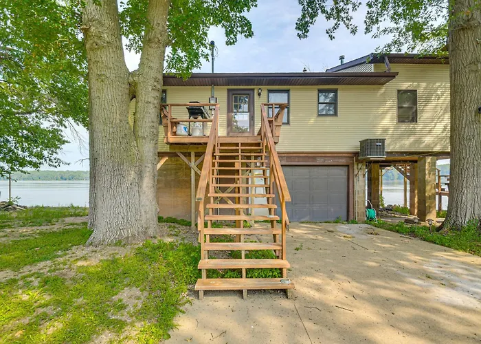 Scenic Views & Yard: Mississippi River Retreat! Fulton
